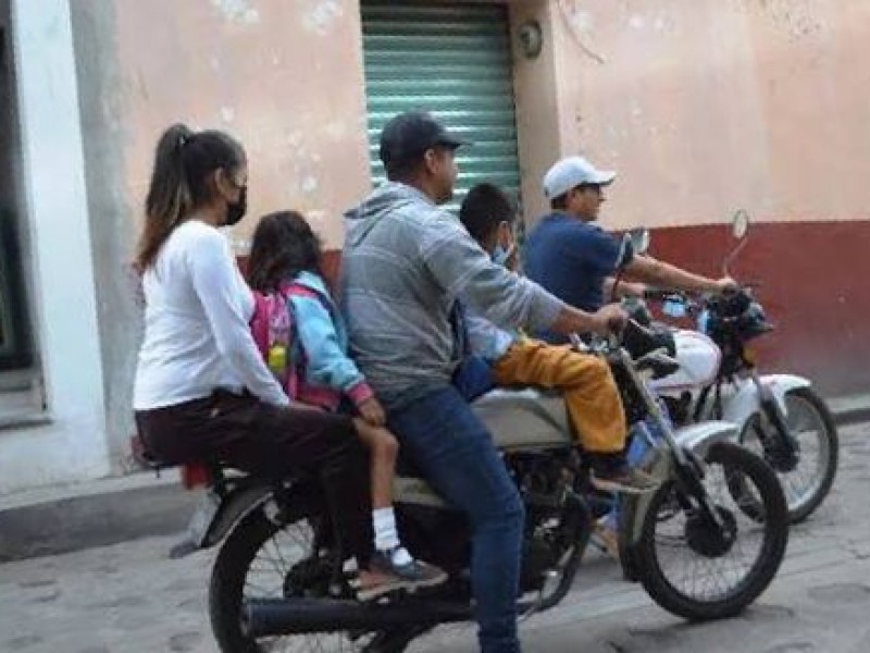 Transportar a niños en moto, riesgo mortal ignorado en Xalapa