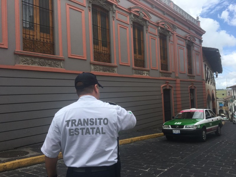 Transporte de carga no respeta reglamento de Tránsito