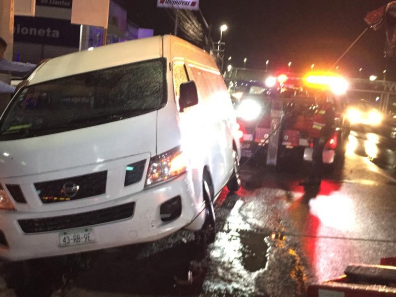 Transporte de personal cae en coladera abierta