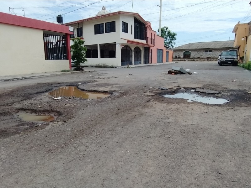 Transporte pesado causó aparición de baches en Fracc. Simancas