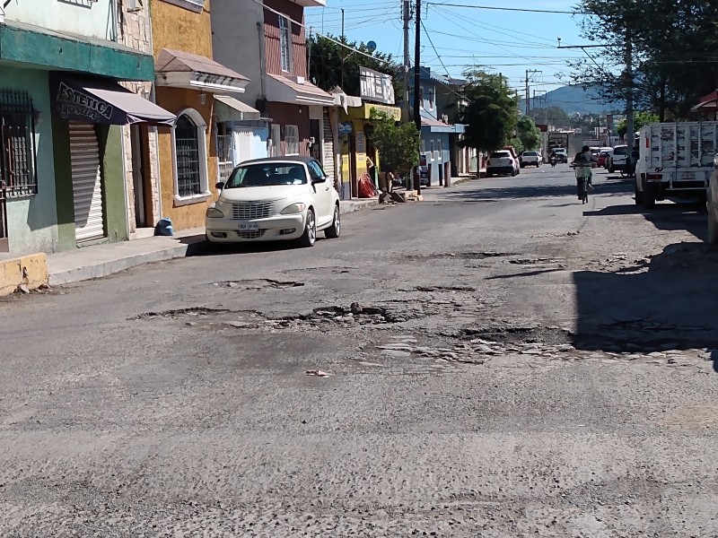 Culpan a camiones por estado de calle Copal