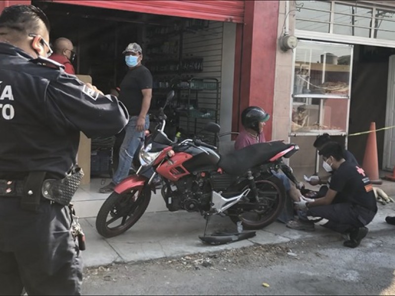 Transporte público embiste a motociclista por exceso velocidad