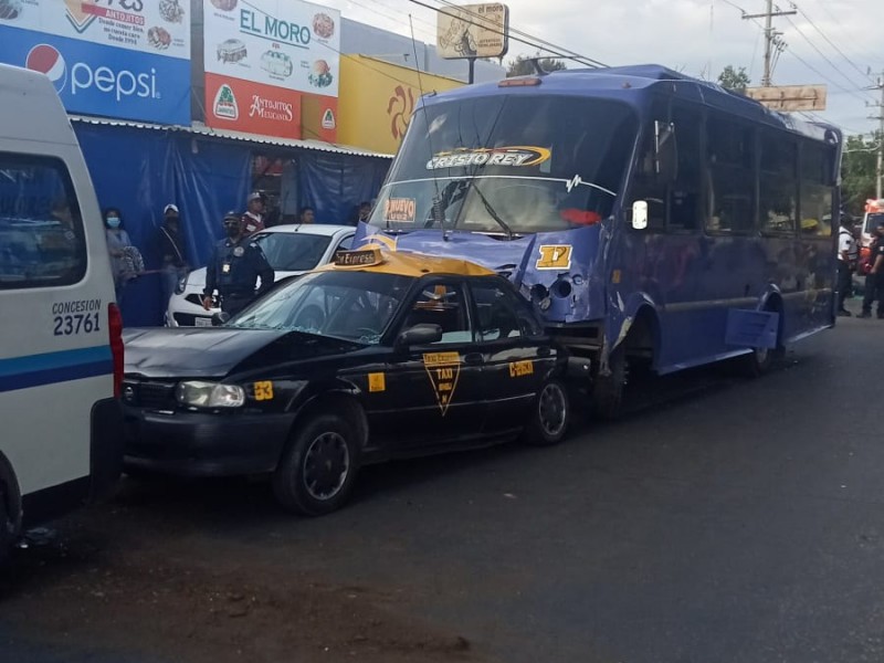 Transporte público protagonizó carambola con 5 vehículos