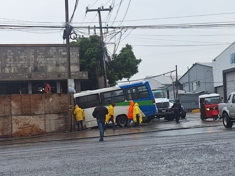 Transporte público se estrella contra inmueble en Valsequillo