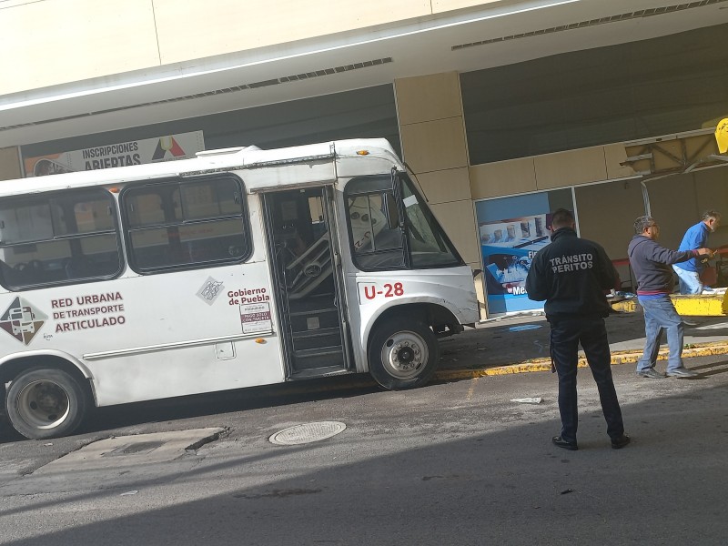 Transporte se mete a edificio tras choque