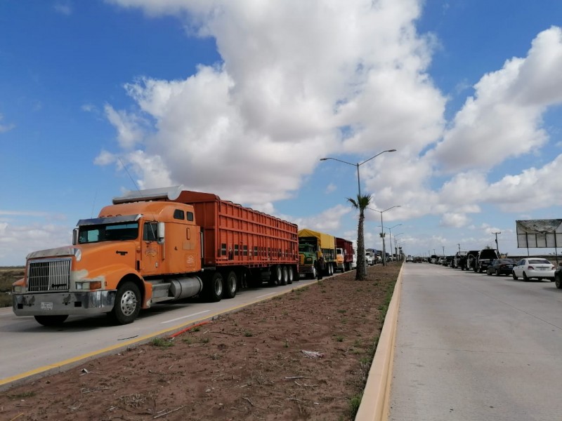 Transporte se queda varado por bloqueos de carretera LM-Topolobampo