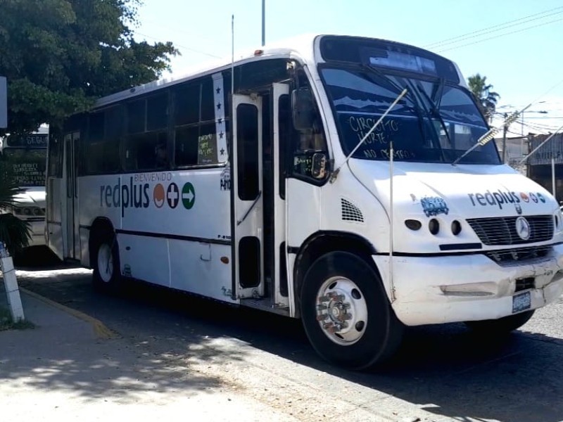 Transporte urbano en Los Mochis circula con temor ante socavones
