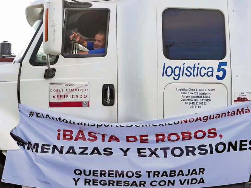 Transportistas acuerdan retirar bloqueos tras reunión con Gobernación