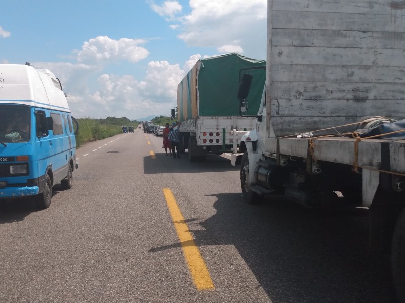 Transportistas afectados por bloqueo carretero, Niltepec-Zanatepec