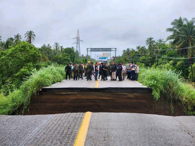 Transportistas amagan con bloquear la Acapulco-Zihuatanejo por adeudo