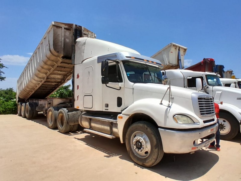 Transportistas amagan con bloqueos carreteros, exigen trabajo en el CIIT