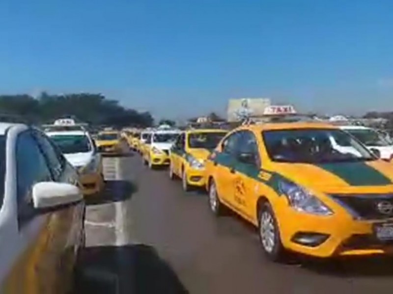 Transportistas amenazan con suspender servicio si continúan operando los mototaxis