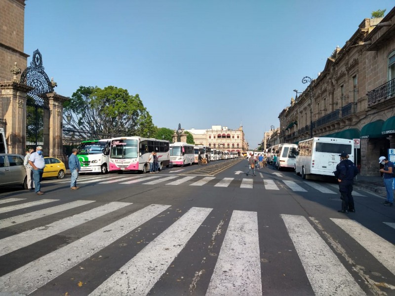 Transportistas amenazan con parar servicio; no hay apoyo del gobierno