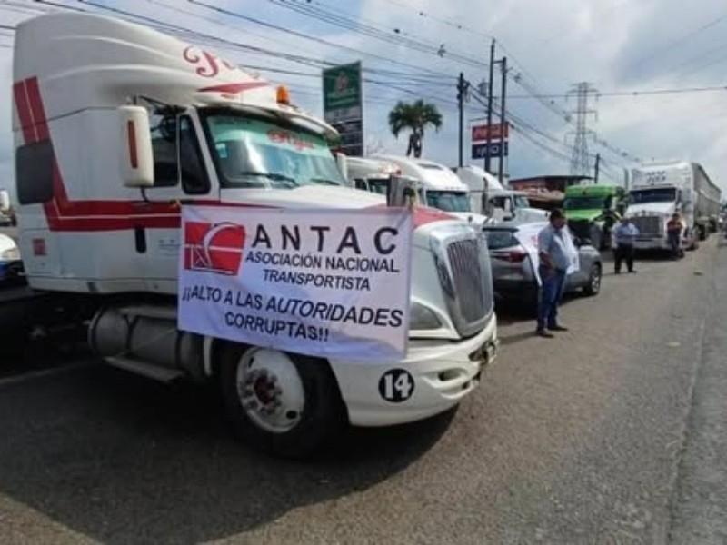 Transportistas anuncian paro indefinido en Michoacán