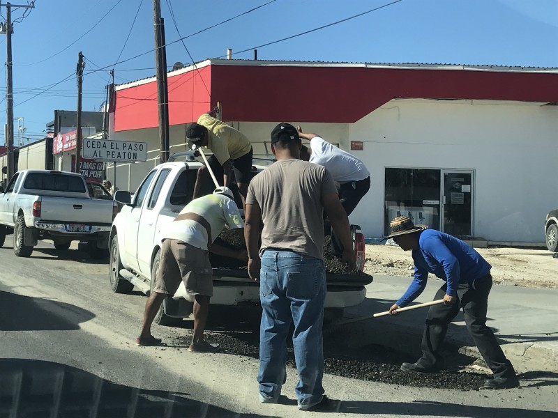 Transportistas bachean calles de CSL