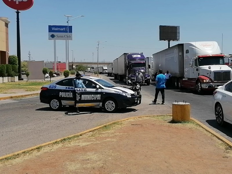 Transportistas bloqueados en la entrada norte de CD. Obregón