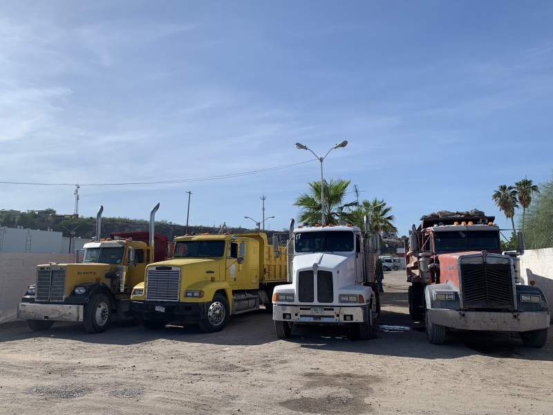 Transportistas bloquean acceso en servicios públicos