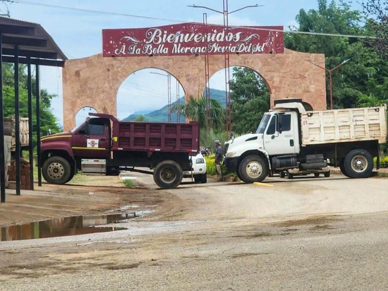 Transportistas bloquean accesos a Arcelia para impedir búsqueda de siete desaparecidos