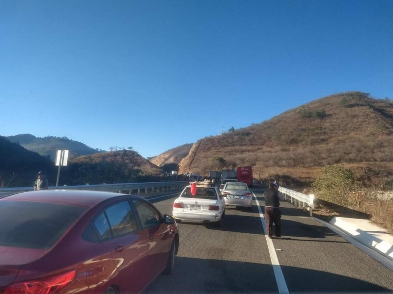 Transportistas bloquean autopista Barranca Larga-Ventanilla; rechazan ingreso de ADO