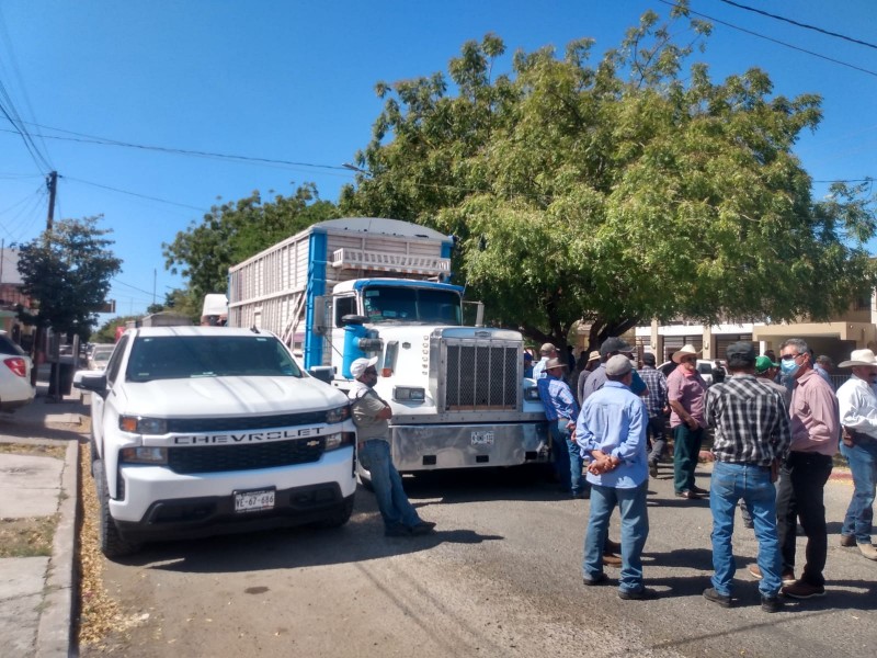 Transportistas bloquean avenida en Navojoa exigiendo competencia justa