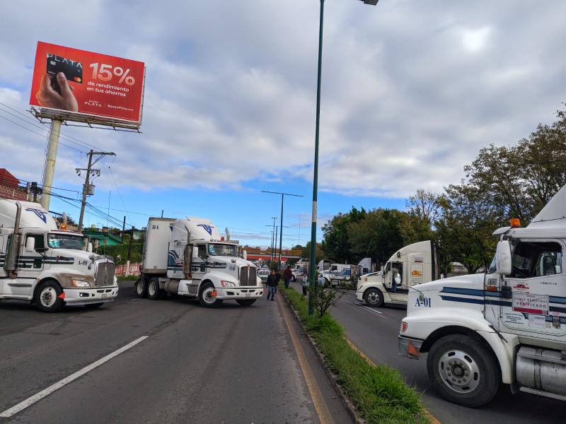 Transportistas bloquean bulevar Xalapa-Banderilla