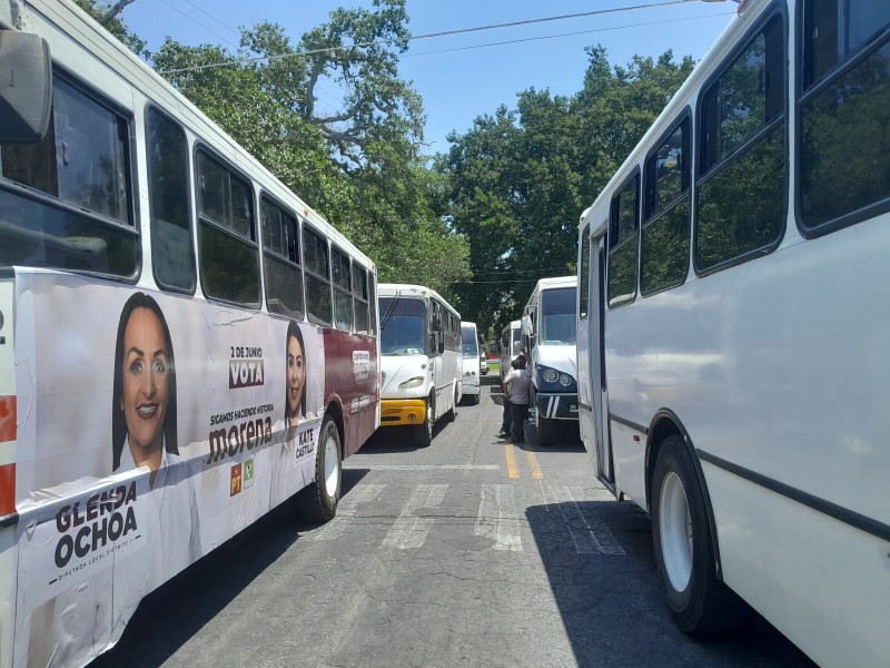 Transportistas bloquean Calzada Galván ante quema de unidades