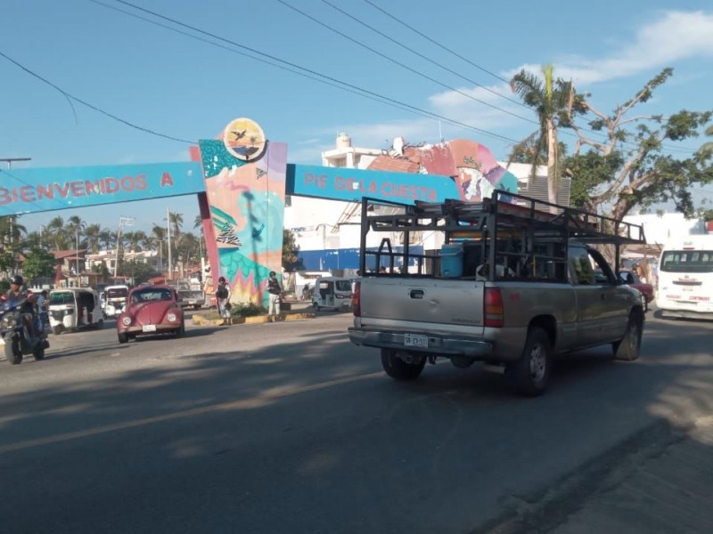Transportistas bloquean carretera Acapulco-Zihuatanejo en Pie de la Cuesta