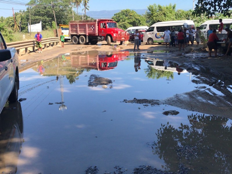 Transportistas bloquean carretera Acapulco-Zihuatanejo; exigen reparación a la SCT