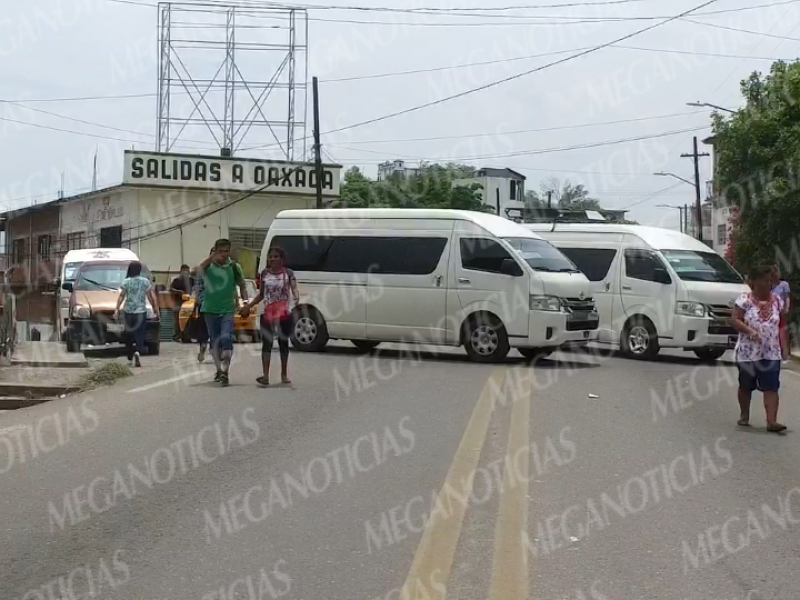 Transportistas bloquean carretera en Tehuantepec