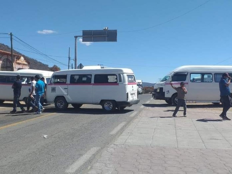 Transportistas bloquean carretera en Teloloapan en rechazo a nueva delegada