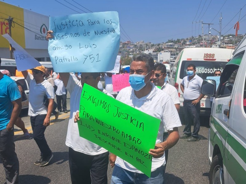 Transportistas bloquean carretera por compañero asesinado presuntamente por estatales