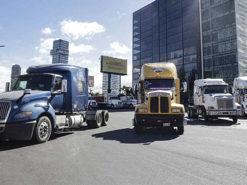 Transportistas bloquean carreteras de Puebla tras asesinato de delegado