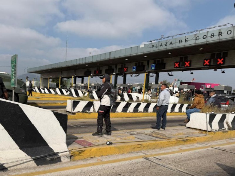 Transportistas bloquean carreteras por desaparición en Jilotepec