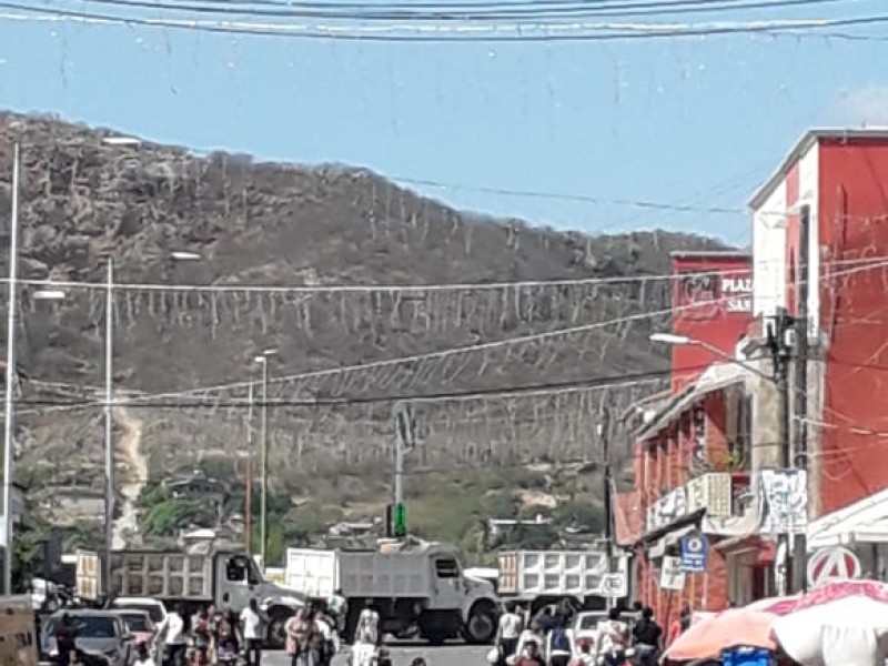 Transportistas bloquean el centro de Tehuantepec