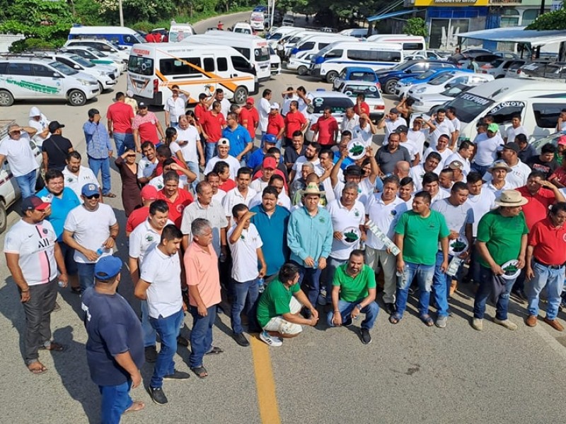 Transportistas bloquean en Tecpan: piden reparar carretera federal