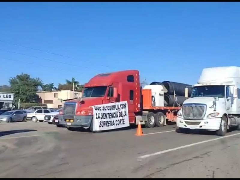 Transportistas bloquean la carretera México 15 en Guasave