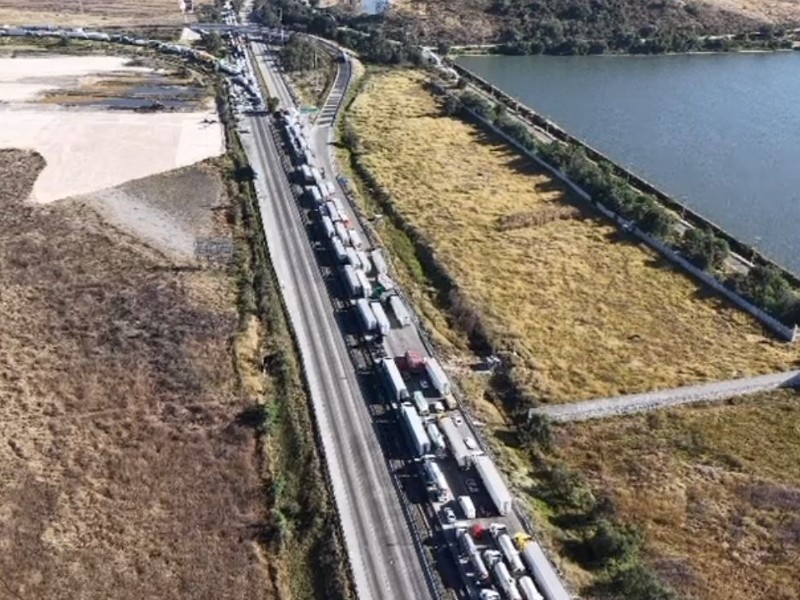 Transportistas bloquean la México-Querétaro por 8 horas