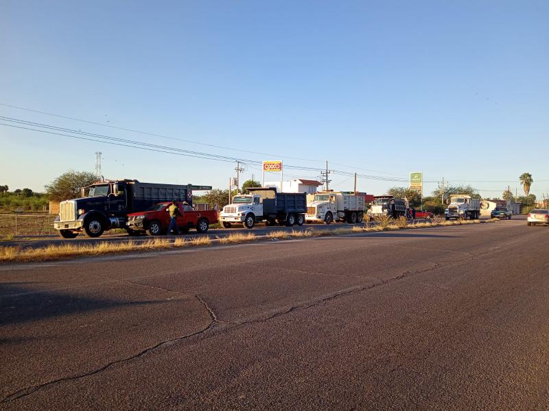 Transportistas bloquean la Mochis-El Fuerte, exigen los incluyan en obra de CONAGUA