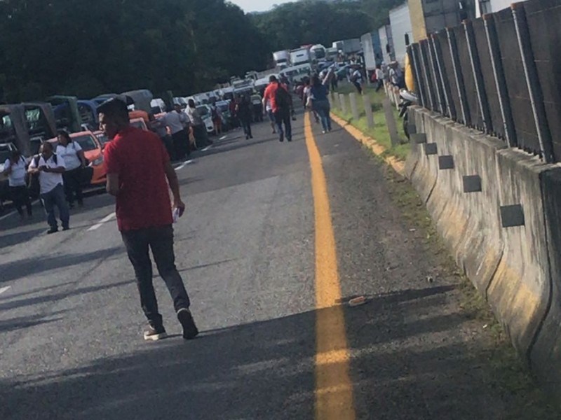 Transportistas bloquean la zona costa en pleno regreso a clases