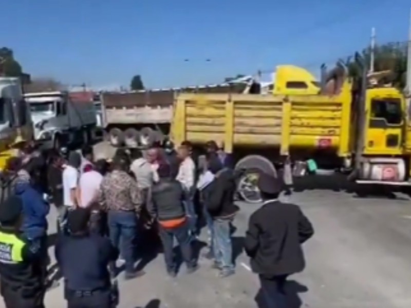 Transportistas bloquean por 3 horas la federal a México