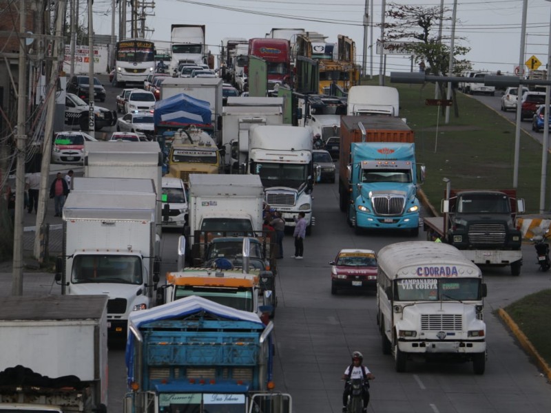 Transportistas bloquean vialidades en Veracruz