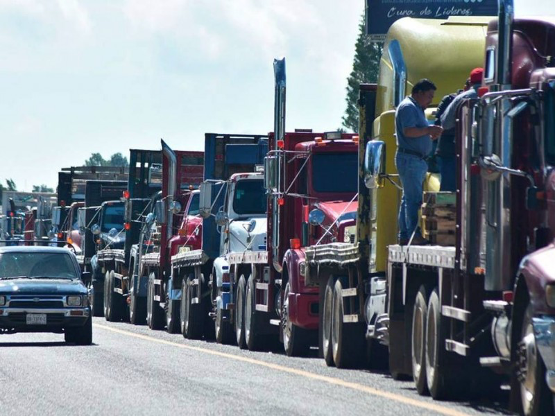 Transportistas cancelan bloqueos; Gobierno promete solución a problemas