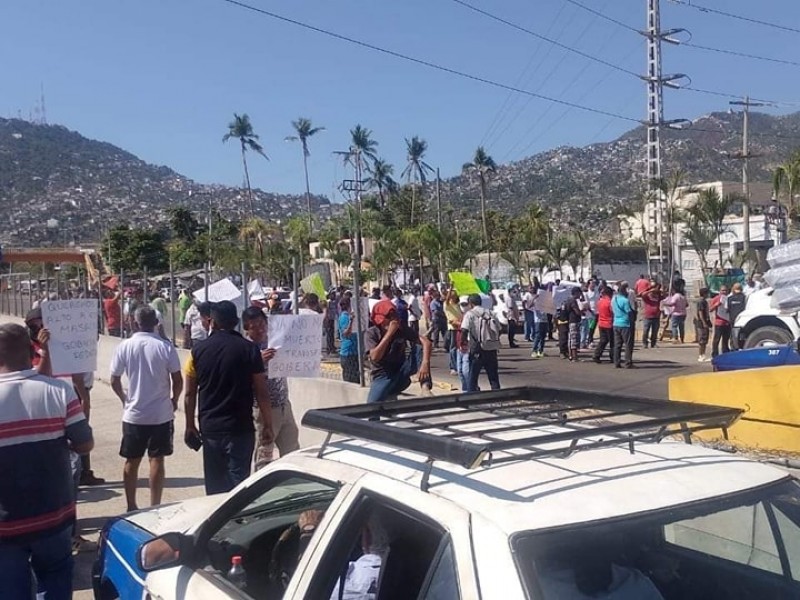 Transportistas de Acapulco bloquean bulevar para exigir seguridad
