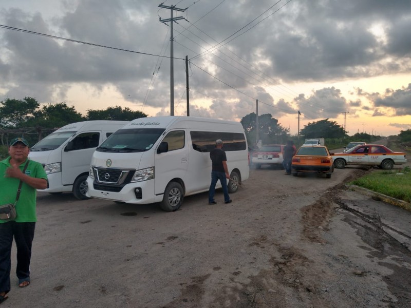 Transportistas de Juchitán y Unión Hidalgo instalan bloqueos carreteros