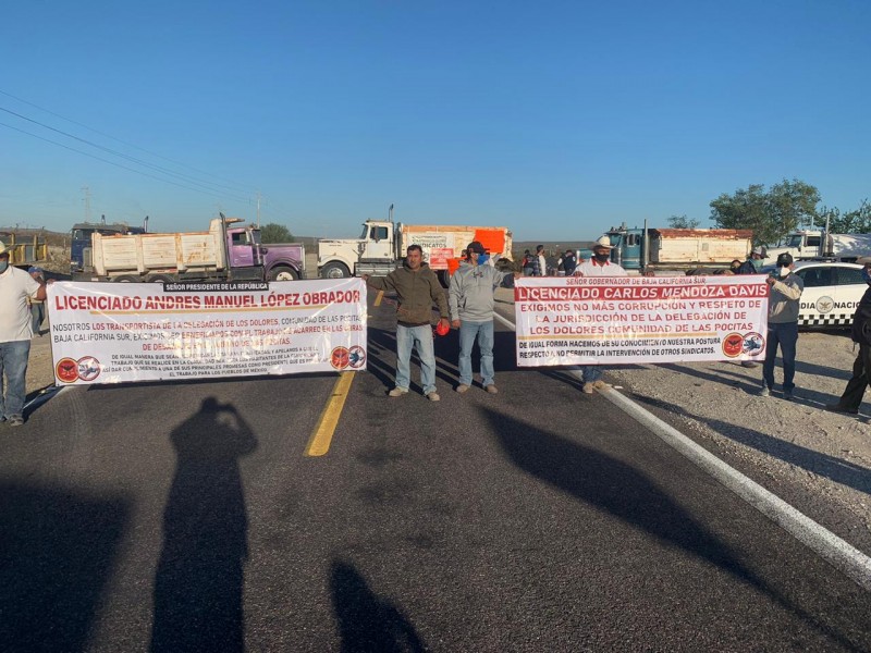 Transportistas de Los Dolores bloquean carretera transpeninsular