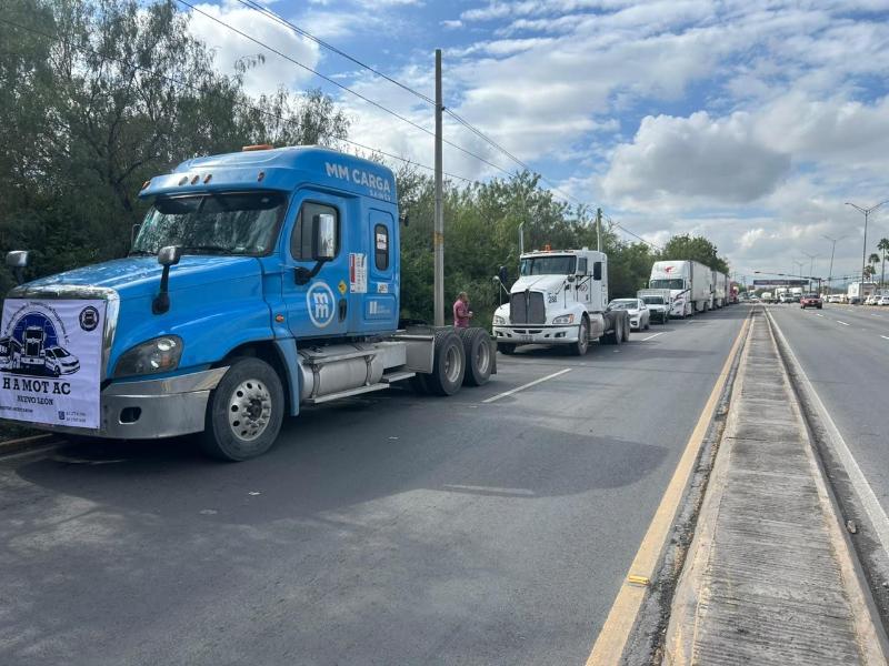Transportistas protestan en Nuevo León por inseguridad en carreteras