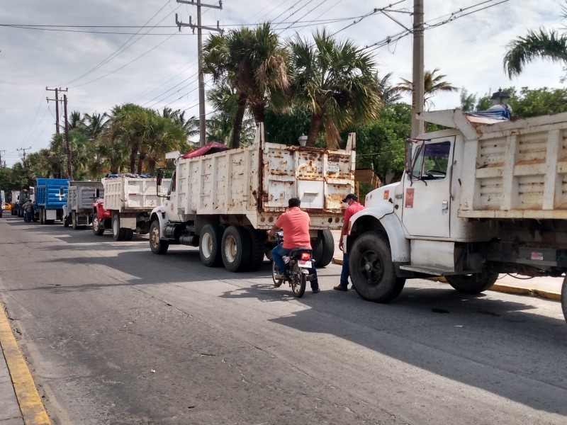 Transportistas de Salina Cruz, se manifiestan por incumplimiento de acuerdos