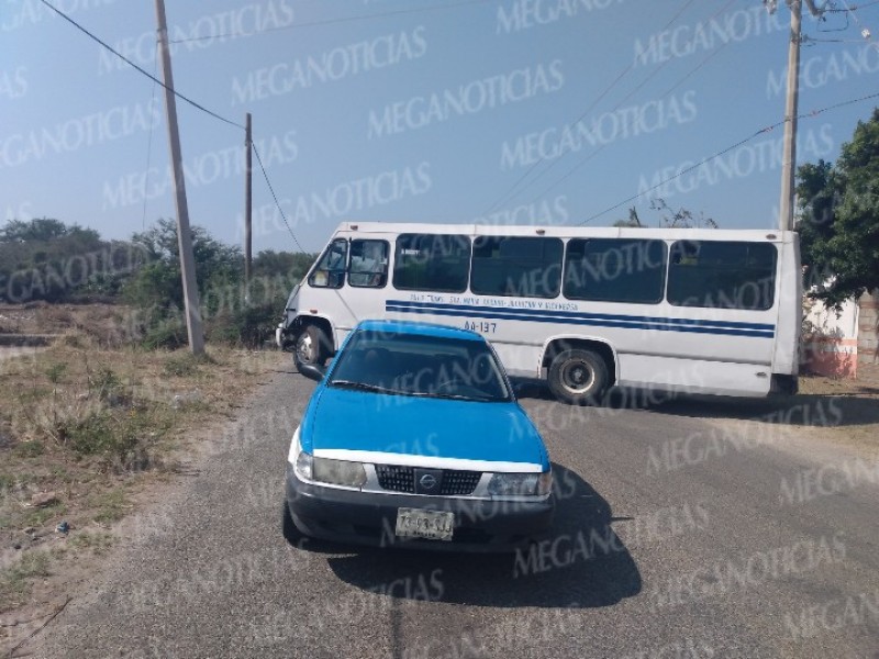 Transportistas de Santa María Xadani realizan bloqueo carretero