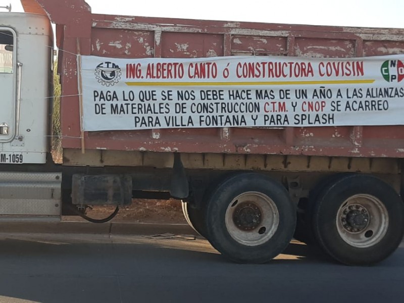 Transportistas demandan pagos a empresa constructora 