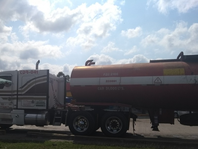 Transportistas detienen unidades por abasto de combustible